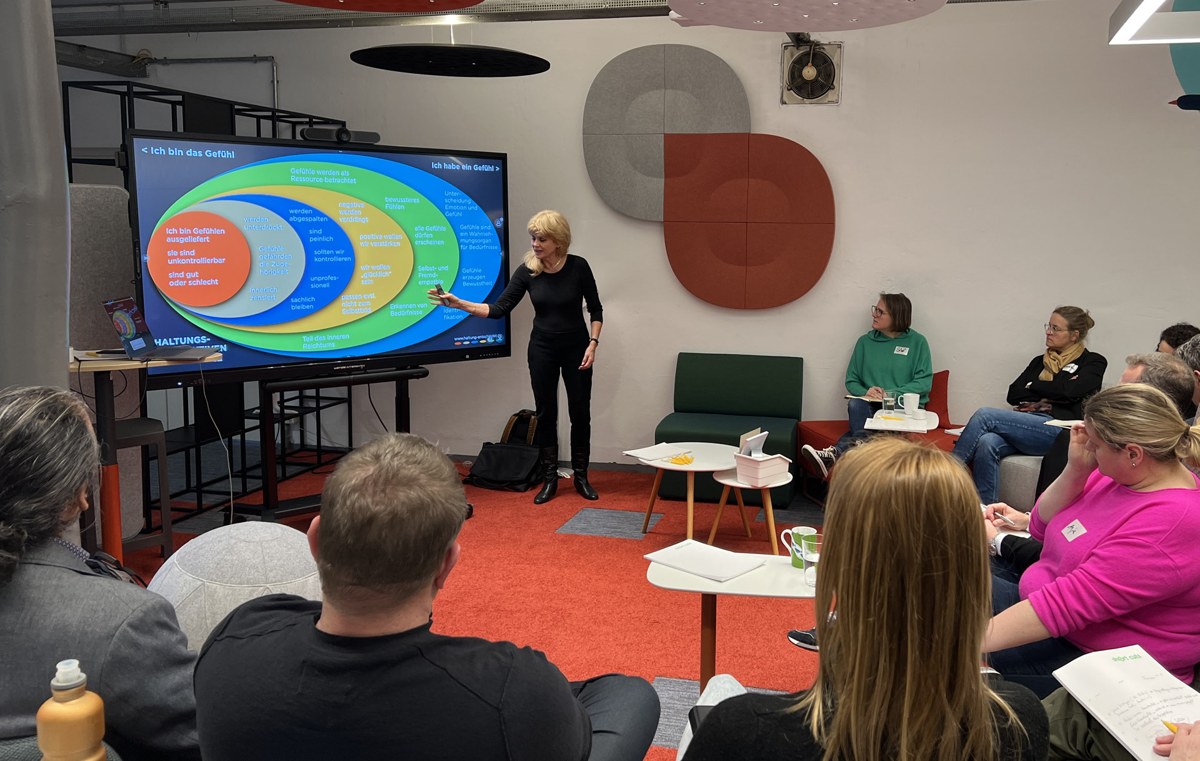 Susanne M. Zaninelli im Seminar mit einer Gruppe vor dem Modell der Haltungen